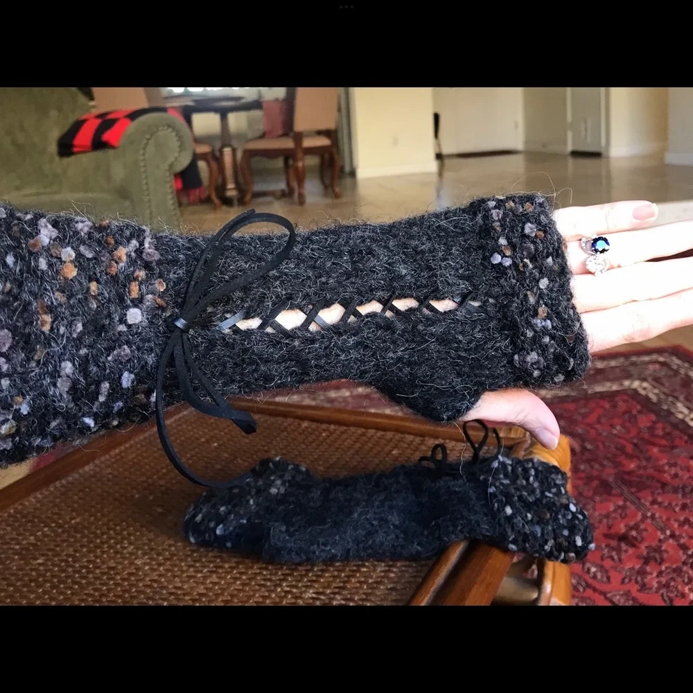 🎉H-P🎉Artisan Suede Ribbon Corset Style Charcoal Fingerless Gloves Goth Victor…